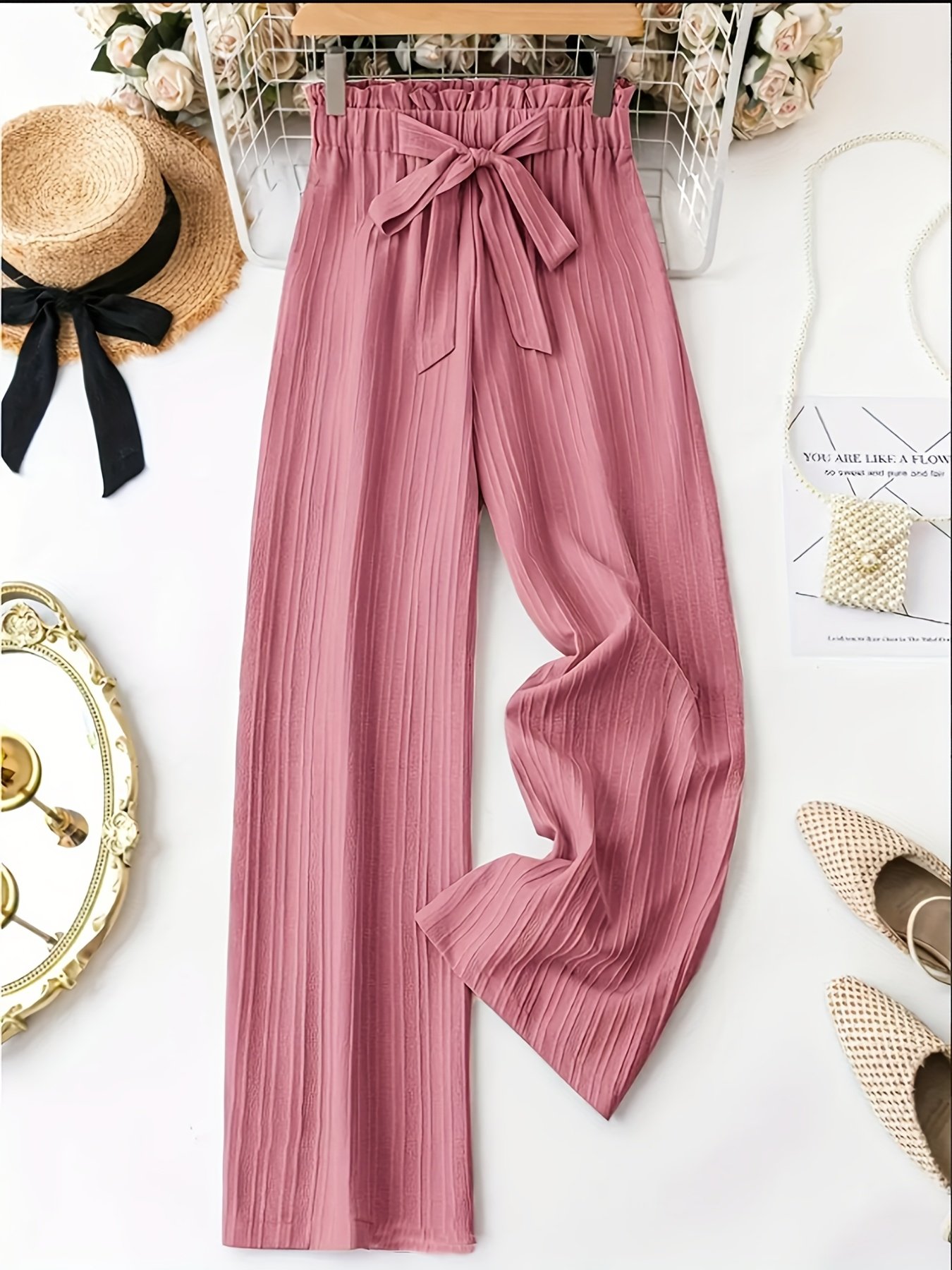 Pantalon large rose élégant pour femme avec détail de nœud - Taille haute, design fluide, polyester léger, parfait pour tenues décontractées ou habillées, pantalon toutes saisons | Pantalon avec détail de nœud | Pantalon à texture brillante