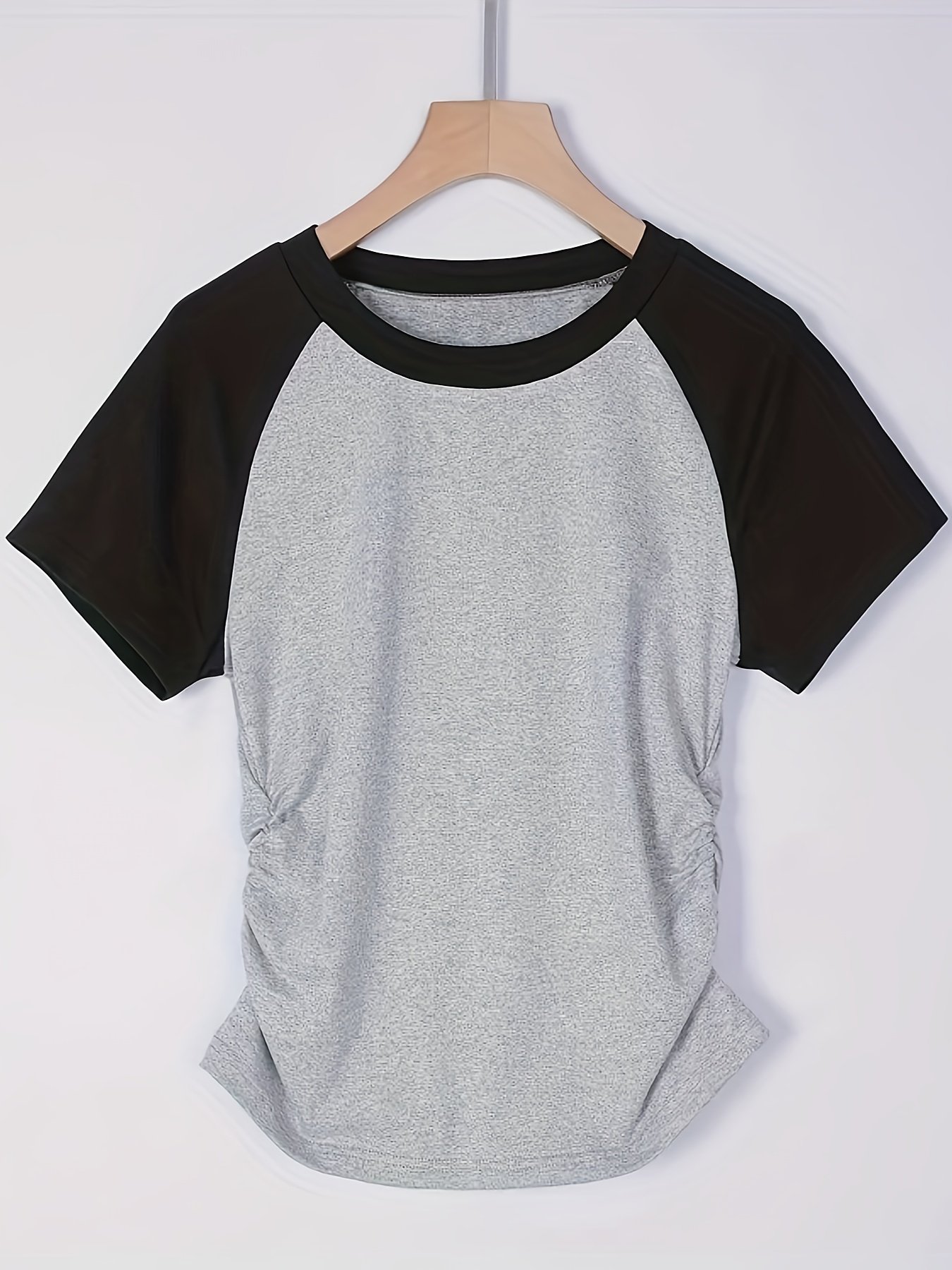 T-shirt décontracté à manches courtes et col rond pour femmes, avec détail de volants, design de blocs de couleurs, tissu légèrement extensible - Parfait pour les tenues d'été, les tenues décontractées d'été | Chemise à détail de volants | Matériau non transparent