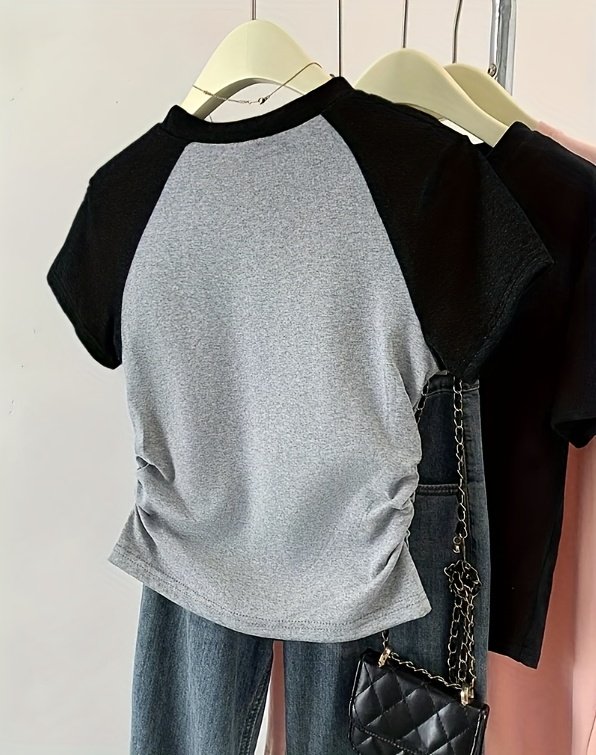 T-shirt décontracté à manches courtes et col rond pour femmes, avec détail de volants, design de blocs de couleurs, tissu légèrement extensible - Parfait pour les tenues d'été, les tenues décontractées d'été | Chemise à détail de volants | Matériau non transparent