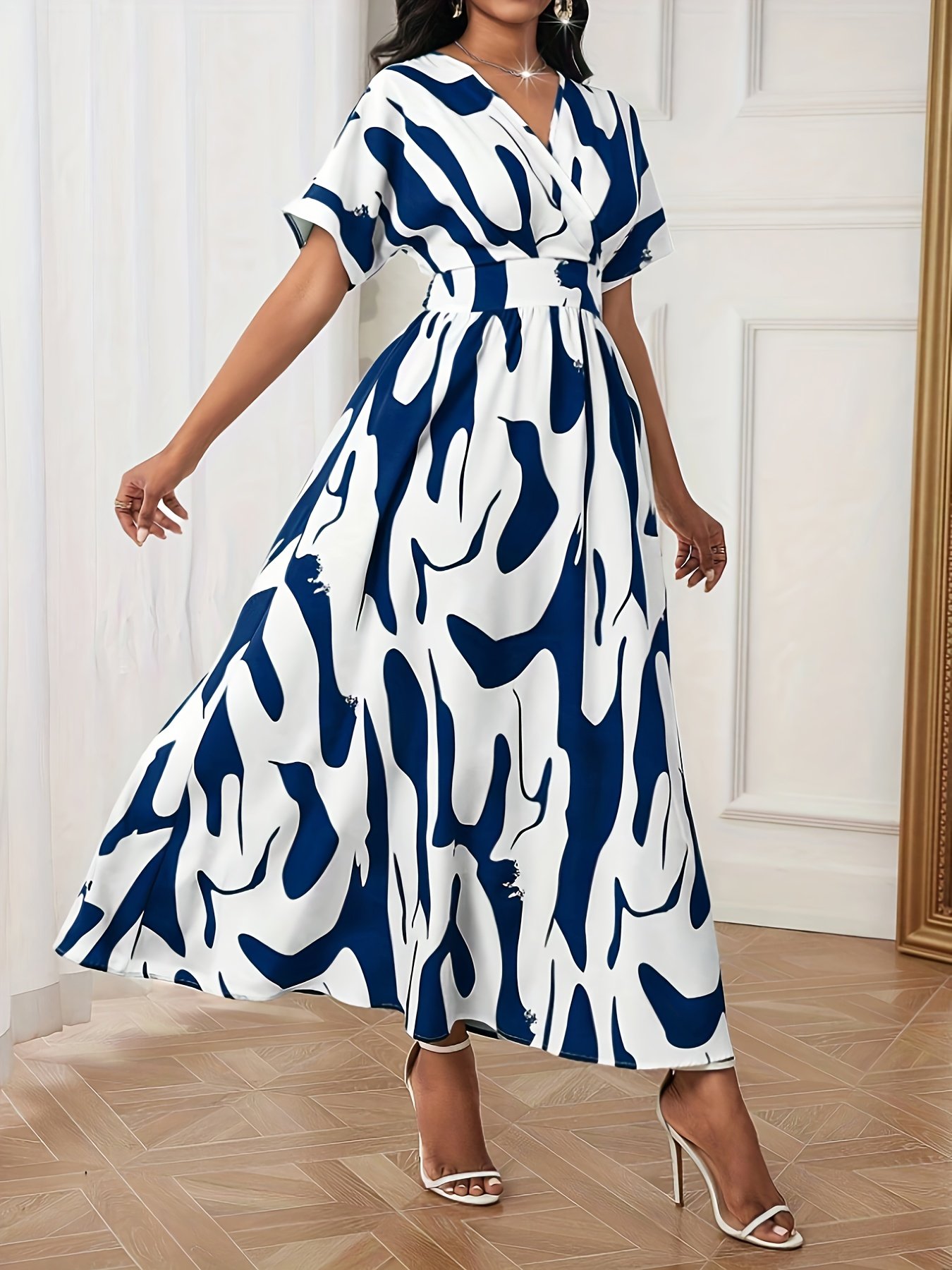 Robe Élégante Femme à Imprimé Abstrait Bleu Marine et Blanc - Col Croisé, Coupe A-Ligne, Manches Courtes Semi-Transparentes avec Détail Plissé, Lavage à la Main pour Occasions Décontractées ou Formelles Printemps/Été