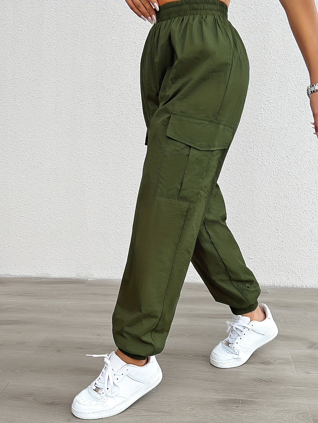 Pantalons Cargo Femme à Taille Élastique - Pantalon en Nylon Non Extensible avec Multiples Poches Utilitaires, Coupe Ample pour Tenue de Bureau, Voyage et Décontractée - Lavable en Machine, Tissu Durable, Design Fonctionnel, Idéal pour les Passionnées d'Extérieur