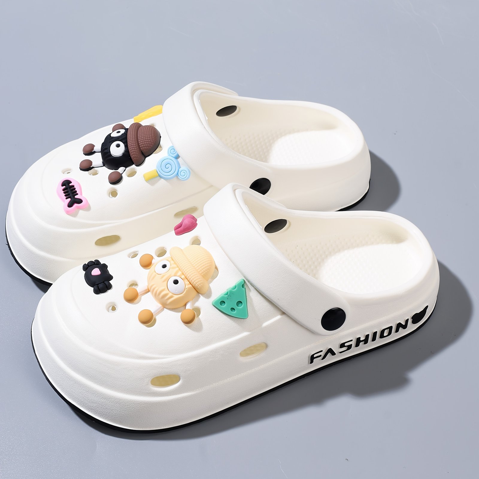 Chaussures Respirantes à Trous avec Personnage de Dessin Animé Blanc pour Femmes Été 2025 - Mocassins Légers en EVA à Semelle Rembourrée Épaisse, Essentiels pour Fête de Pâques et Chaussures Décontractées d'Extérieur