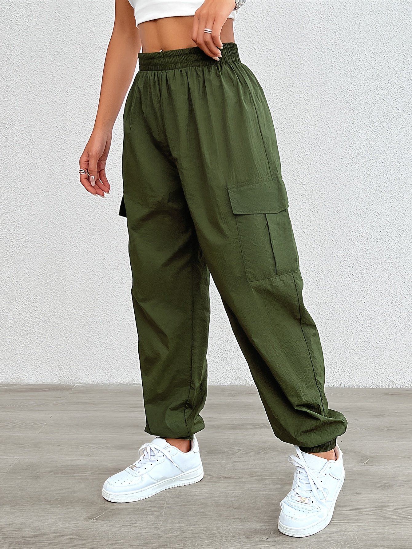 Pantalons Cargo Femme à Taille Élastique - Pantalon en Nylon Non Extensible avec Multiples Poches Utilitaires, Coupe Ample pour Tenue de Bureau, Voyage et Décontractée - Lavable en Machine, Tissu Durable, Design Fonctionnel, Idéal pour les Passionnées d'Extérieur