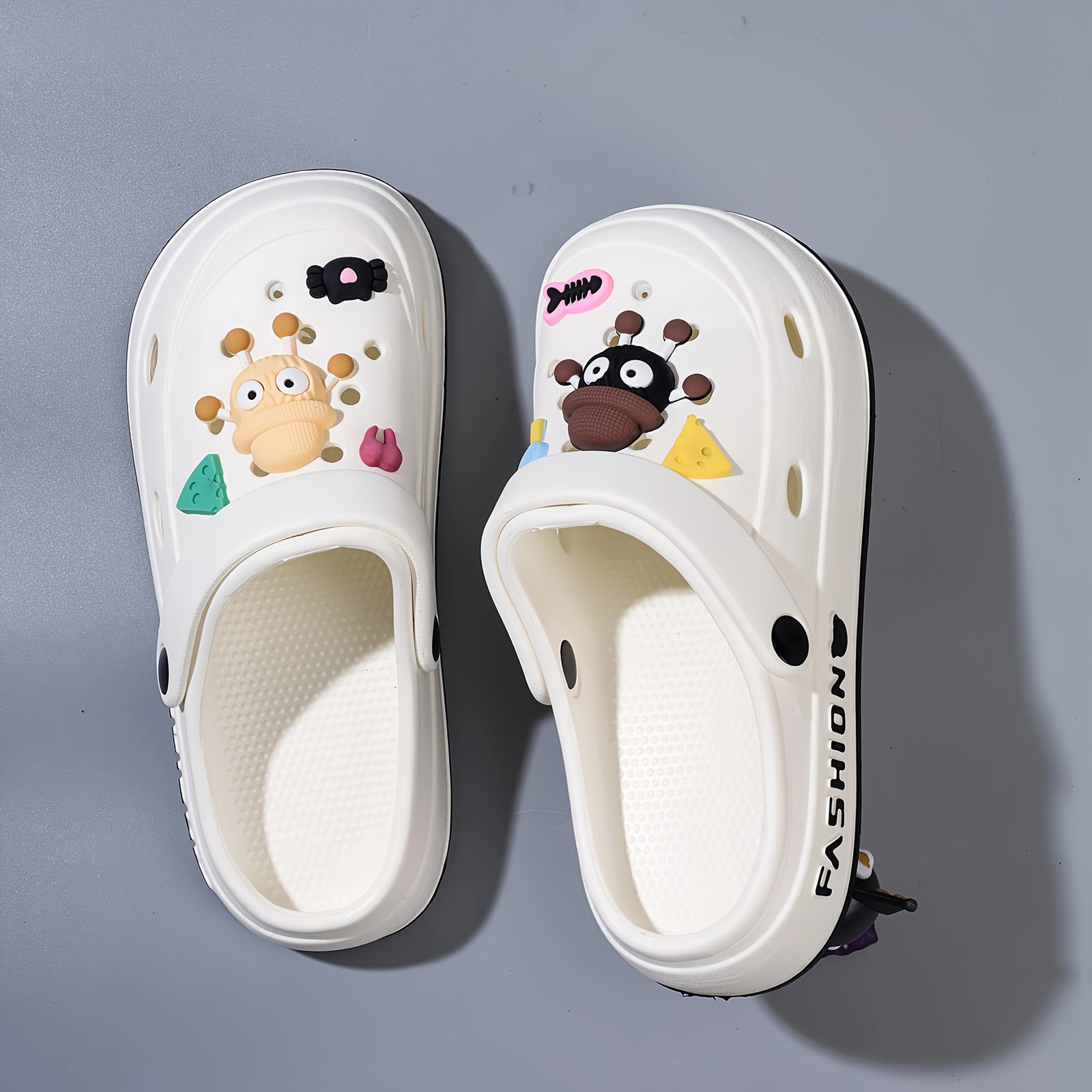 Chaussures Respirantes à Trous avec Personnage de Dessin Animé Blanc pour Femmes Été 2025 - Mocassins Légers en EVA à Semelle Rembourrée Épaisse, Essentiels pour Fête de Pâques et Chaussures Décontractées d'Extérieur