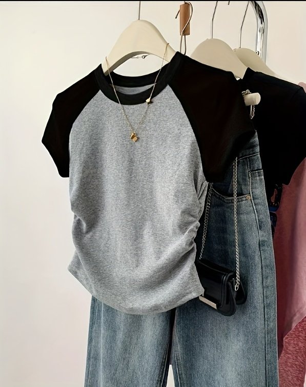 T-shirt décontracté à manches courtes et col rond pour femmes, avec détail de volants, design de blocs de couleurs, tissu légèrement extensible - Parfait pour les tenues d'été, les tenues décontractées d'été | Chemise à détail de volants | Matériau non transparent