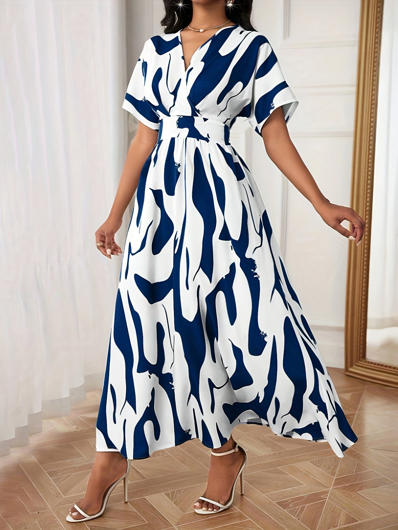 Robe Élégante Femme à Imprimé Abstrait Bleu Marine et Blanc - Col Croisé, Coupe A-Ligne, Manches Courtes Semi-Transparentes avec Détail Plissé, Lavage à la Main pour Occasions Décontractées ou Formelles Printemps/Été