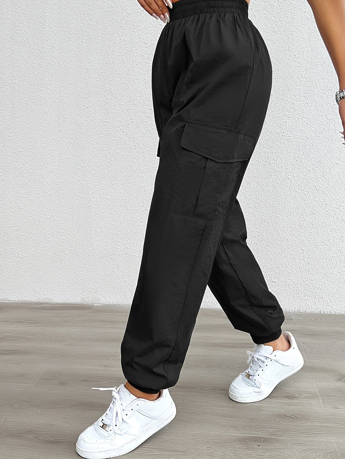Pantalons Cargo Femme à Taille Élastique - Pantalon en Nylon Non Extensible avec Multiples Poches Utilitaires, Coupe Ample pour Tenue de Bureau, Voyage et Décontractée - Lavable en Machine, Tissu Durable, Design Fonctionnel, Idéal pour les Passionnées d'Extérieur