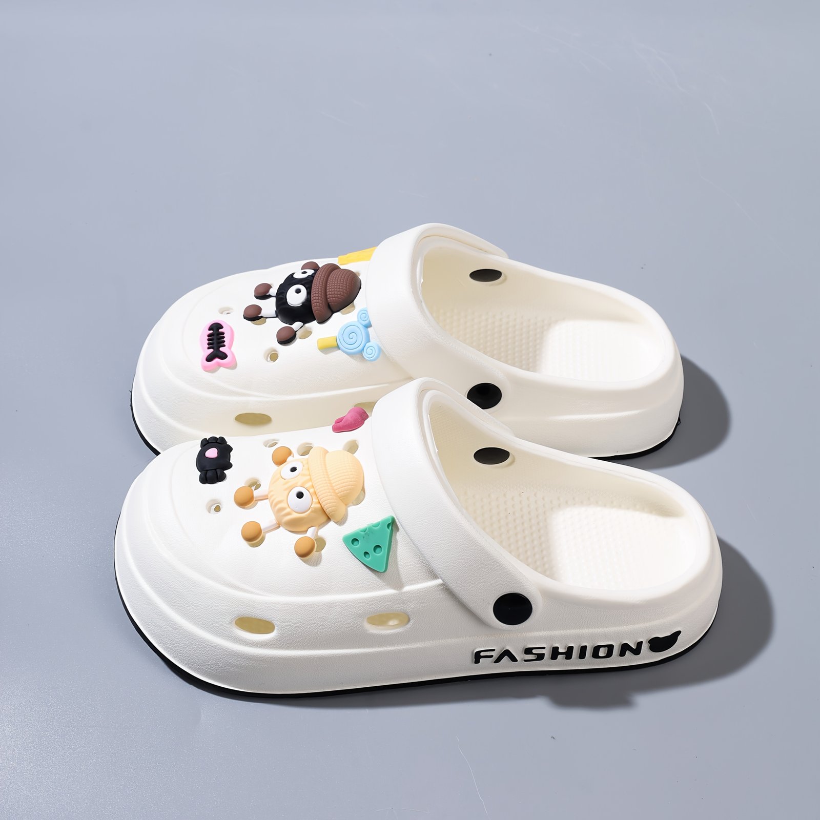 Chaussures Respirantes à Trous avec Personnage de Dessin Animé Blanc pour Femmes Été 2025 - Mocassins Légers en EVA à Semelle Rembourrée Épaisse, Essentiels pour Fête de Pâques et Chaussures Décontractées d'Extérieur