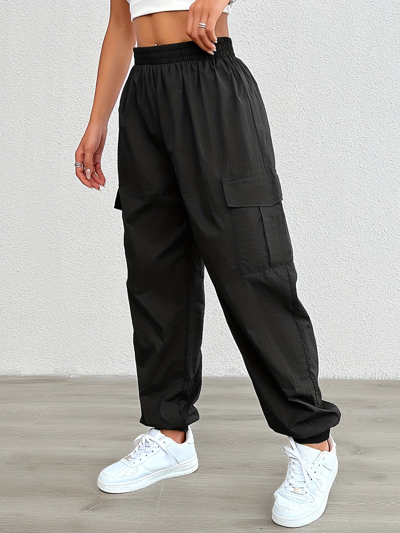 Pantalons Cargo Femme à Taille Élastique - Pantalon en Nylon Non Extensible avec Multiples Poches Utilitaires, Coupe Ample pour Tenue de Bureau, Voyage et Décontractée - Lavable en Machine, Tissu Durable, Design Fonctionnel, Idéal pour les Passionnées d'Extérieur