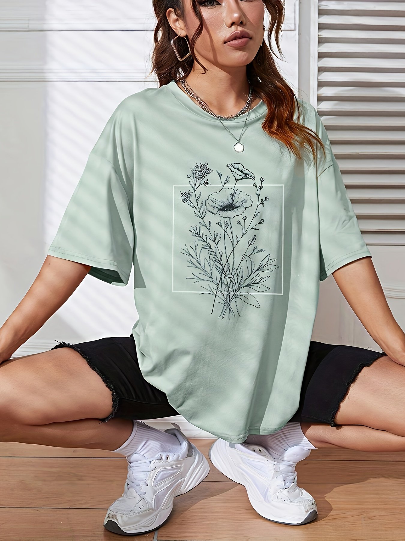 Chemise Décontractée à Imprimé Floral pour Femme - Col Rond Vert Menthe, Respirante et Lavable en Machine, T-Shirt Polyvalent Toutes Saisons, Coupe Détendue, Design Inspiré par la Nature, Tissu Facile d'Entretien