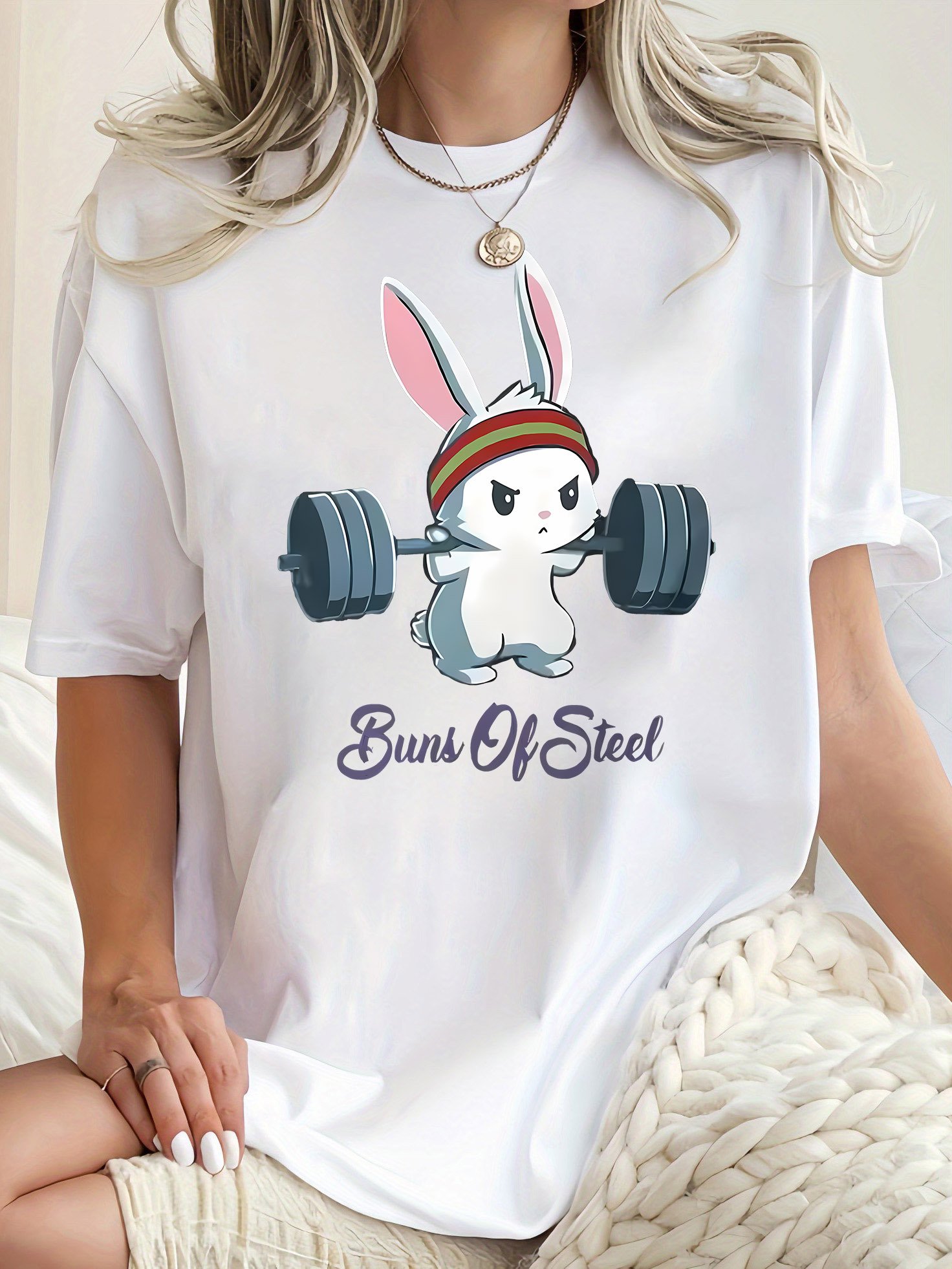 1pc T-shirt d'entraînement amusant pour femme avec imprimé lapin, col rond décontracté, manches courtes, tissu en tricot de polyester, extensibilité moyenne, motif animal, haut confortable pour toutes les saisons.