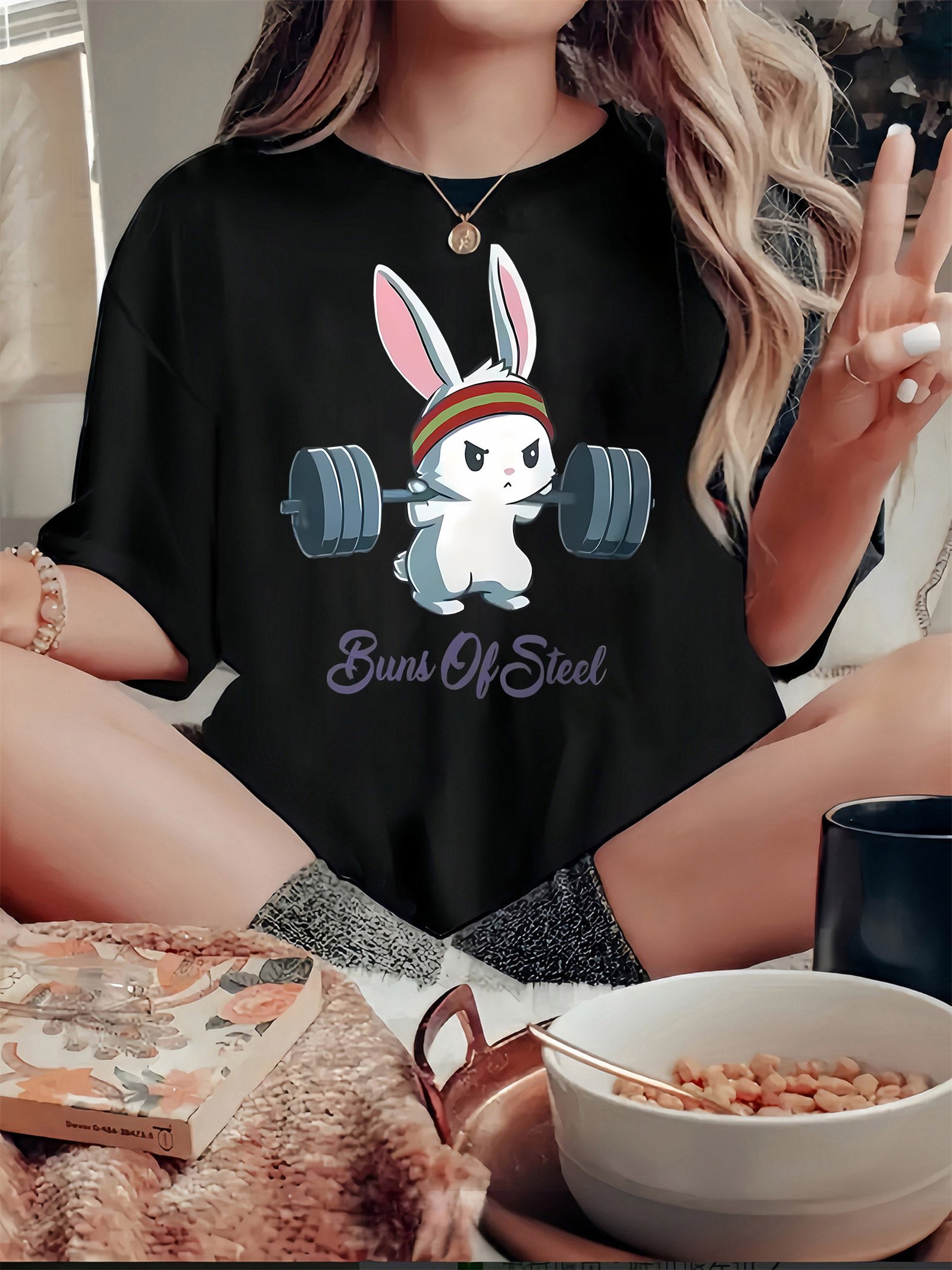 1pc T-shirt d'entraînement amusant pour femme avec imprimé lapin, col rond décontracté, manches courtes, tissu en tricot de polyester, extensibilité moyenne, motif animal, haut confortable pour toutes les saisons.