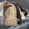 1 Bonnet Femme Hiver - Design Minimaliste avec Patch Visage Joyeux, Élastique et Doux(TEMU)