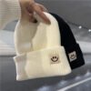 1 Bonnet Femme Hiver - Design Minimaliste avec Patch Visage Joyeux, Élastique et Doux(TEMU)