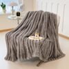 1 pc Ultra-Soft Peluche Fleece Couverture - Coussin Beige Flanelle avec Texture Côtelée, Laver en Machine, Confort Toute Saison pour Lit et Décoration de Maison, Accessoire de Confort de Lit | Texture Peluche Couverture |(TEMU)