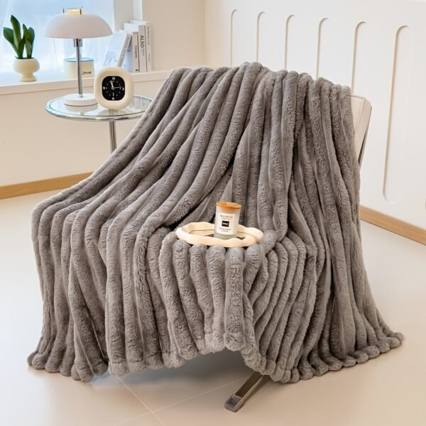 1 pc Ultra-Soft Peluche Fleece Couverture - Coussin Beige Flanelle avec Texture Côtelée, Laver en Machine, Confort Toute Saison pour Lit et Décoration de Maison, Accessoire de Confort de Lit | Texture Peluche Couverture |(TEMU)