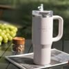 Gobelet Isolé en Acier Inoxydable 900ml avec Paille et Poignée, Étanche, Sans BPA(TEMU)