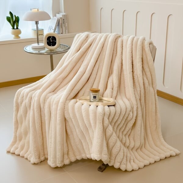 1 pc Ultra-Soft Peluche Fleece Couverture - Coussin Beige Flanelle avec Texture Côtelée, Laver en Machine, Confort Toute Saison pour Lit et Décoration de Maison, Accessoire de Confort de Lit | Texture Peluche Couverture |(TEMU)