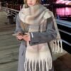Écharpe de Luxe en Fausse Polaire pour Femme - Châle d'Hiver Épais et Confortable avec Pompons(TEMU)