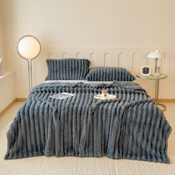1 pc Ultra-Soft Peluche Fleece Couverture - Coussin Beige Flanelle avec Texture Côtelée, Laver en Machine, Confort Toute Saison pour Lit et Décoration de Maison, Accessoire de Confort de Lit | Texture Peluche Couverture |(TEMU)