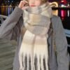 Écharpe de Luxe en Fausse Polaire pour Femme - Châle d'Hiver Épais et Confortable avec Pompons(TEMU)