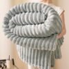 1 pc Ultra-Soft Peluche Fleece Couverture - Coussin Beige Flanelle avec Texture Côtelée, Laver en Machine, Confort Toute Saison pour Lit et Décoration de Maison, Accessoire de Confort de Lit | Texture Peluche Couverture |(TEMU)