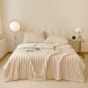 1 pc Ultra-Soft Peluche Fleece Couverture - Coussin Beige Flanelle avec Texture Côtelée, Laver en Machine, Confort Toute Saison pour Lit et Décoration de Maison, Accessoire de Confort de Lit | Texture Peluche Couverture |(TEMU)