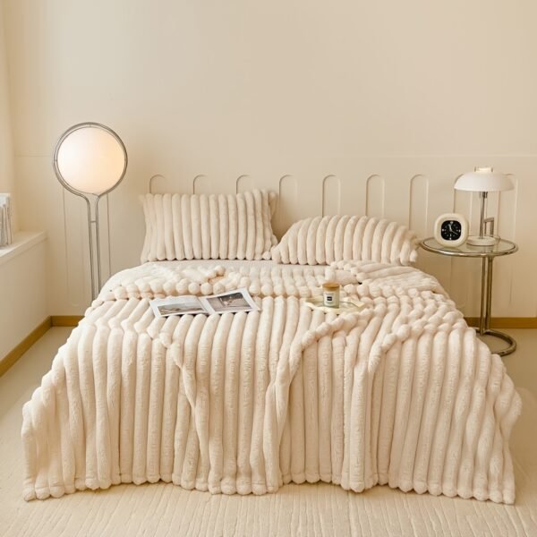 1 pc Ultra-Soft Peluche Fleece Couverture - Coussin Beige Flanelle avec Texture Côtelée, Laver en Machine, Confort Toute Saison pour Lit et Décoration de Maison, Accessoire de Confort de Lit | Texture Peluche Couverture |(TEMU)