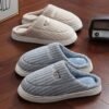 Chaussons d'intérieur- Enfiler avec dessus en tissu doux et semelle  antidérapante (TEMU)