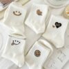 69fed611-1434-48e3-aee7-1395217ff2b7 5 Paires de chaussettes pour femmes avec des graphiques de dessins animés pour une simplicité quotidienne(TEMU)
