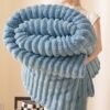 1 pc Ultra-Soft Peluche Fleece Couverture - Coussin Beige Flanelle avec Texture Côtelée, Laver en Machine, Confort Toute Saison pour Lit et Décoration de Maison, Accessoire de Confort de Lit | Texture Peluche Couverture |(TEMU)