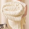 1 pc Ultra-Soft Peluche Fleece Couverture - Coussin Beige Flanelle avec Texture Côtelée, Laver en Machine, Confort Toute Saison pour Lit et Décoration de Maison, Accessoire de Confort de Lit | Texture Peluche Couverture |(TEMU)