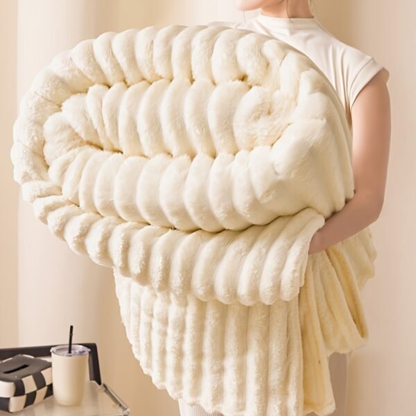1 pc Ultra-Soft Peluche Fleece Couverture - Coussin Beige Flanelle avec Texture Côtelée, Laver en Machine, Confort Toute Saison pour Lit et Décoration de Maison, Accessoire de Confort de Lit | Texture Peluche Couverture |(TEMU)