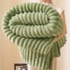 1 pc Ultra-Soft Peluche Fleece Couverture - Coussin Beige Flanelle avec Texture Côtelée, Laver en Machine, Confort Toute Saison pour Lit et Décoration de Maison, Accessoire de Confort de Lit | Texture Peluche Couverture |(TEMU)