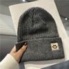 1 Bonnet Femme Hiver - Design Minimaliste avec Patch Visage Joyeux, Élastique et Doux(TEMU)