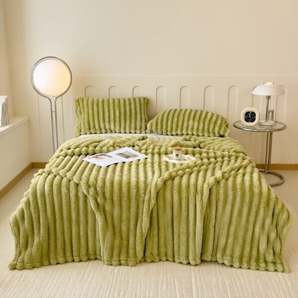 1 pc Ultra-Soft Peluche Fleece Couverture - Coussin Beige Flanelle avec Texture Côtelée, Laver en Machine, Confort Toute Saison pour Lit et Décoration de Maison, Accessoire de Confort de Lit | Texture Peluche Couverture |(TEMU)