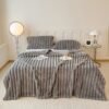 1 pc Ultra-Soft Peluche Fleece Couverture - Coussin Beige Flanelle avec Texture Côtelée, Laver en Machine, Confort Toute Saison pour Lit et Décoration de Maison, Accessoire de Confort de Lit | Texture Peluche Couverture |(TEMU)