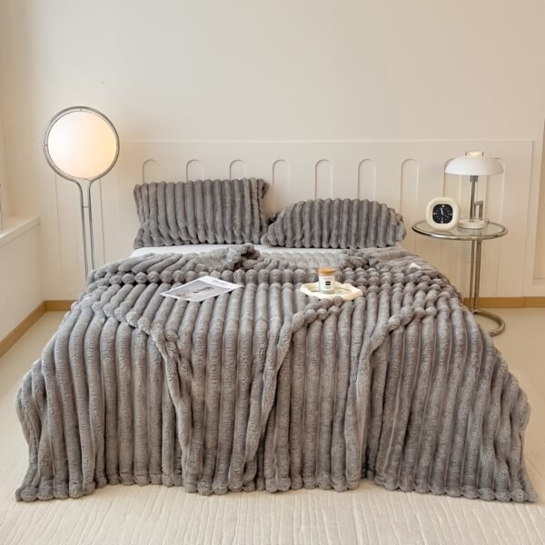 1 pc Ultra-Soft Peluche Fleece Couverture - Coussin Beige Flanelle avec Texture Côtelée, Laver en Machine, Confort Toute Saison pour Lit et Décoration de Maison, Accessoire de Confort de Lit | Texture Peluche Couverture |(TEMU)