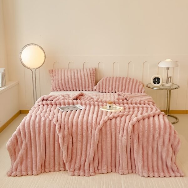 1 pc Ultra-Soft Peluche Fleece Couverture - Coussin Beige Flanelle avec Texture Côtelée, Laver en Machine, Confort Toute Saison pour Lit et Décoration de Maison, Accessoire de Confort de Lit | Texture Peluche Couverture |(TEMU)
