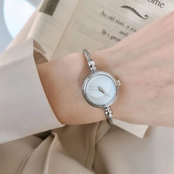 Montre-bracelet Mini Art Petite et Élégante, Style Rétro pour Femme avec un Tempérament Simple de Vie(TEMU)